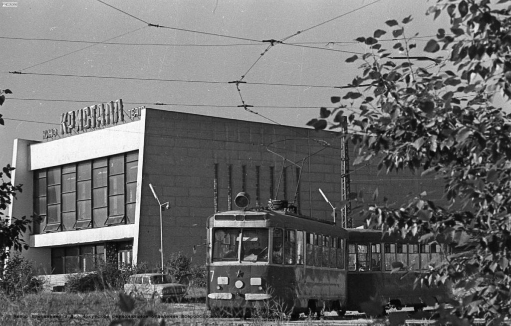 Straßenbahn in Ussolje-Sibirskoje: ein KTM-2 am Kino „Kristall“