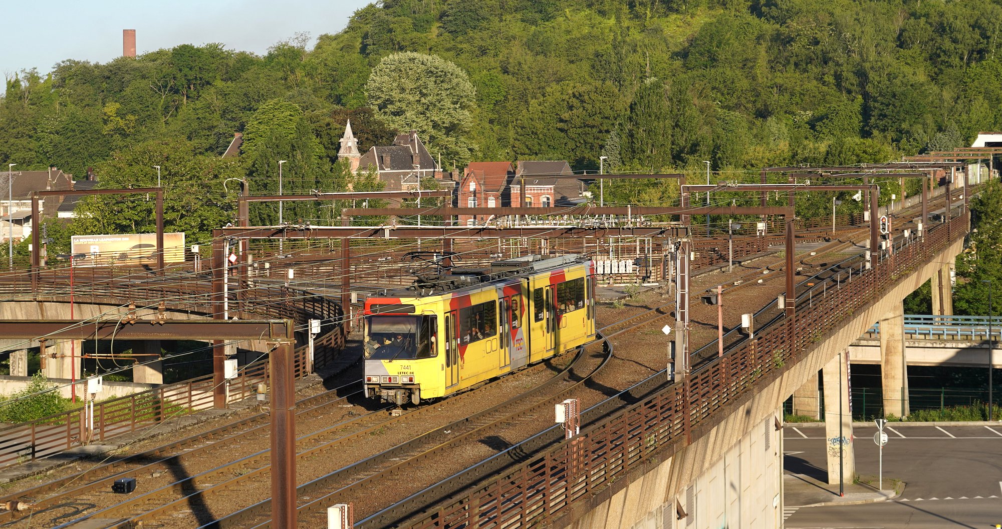 Sichtbeton und satte Farben: Verkehrsbauwerke der Métro léger de Charleroi